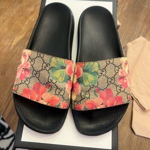 Gucci floral bloom slides